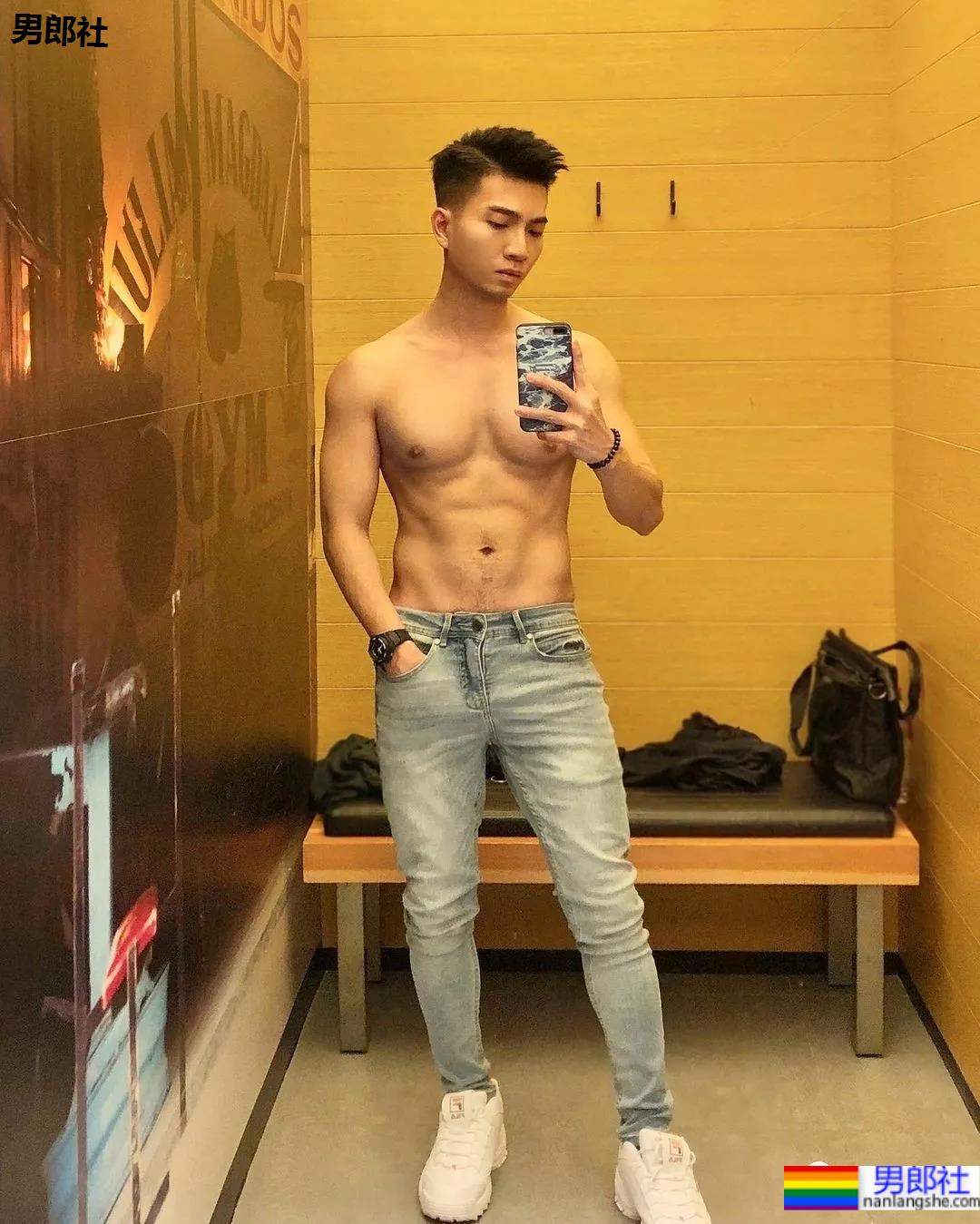 蜘蛛服紧身衣小哥拍校服肌肉大片，短发小狼狗凹起胸腹肌线条，也太可了！ - 51虹马