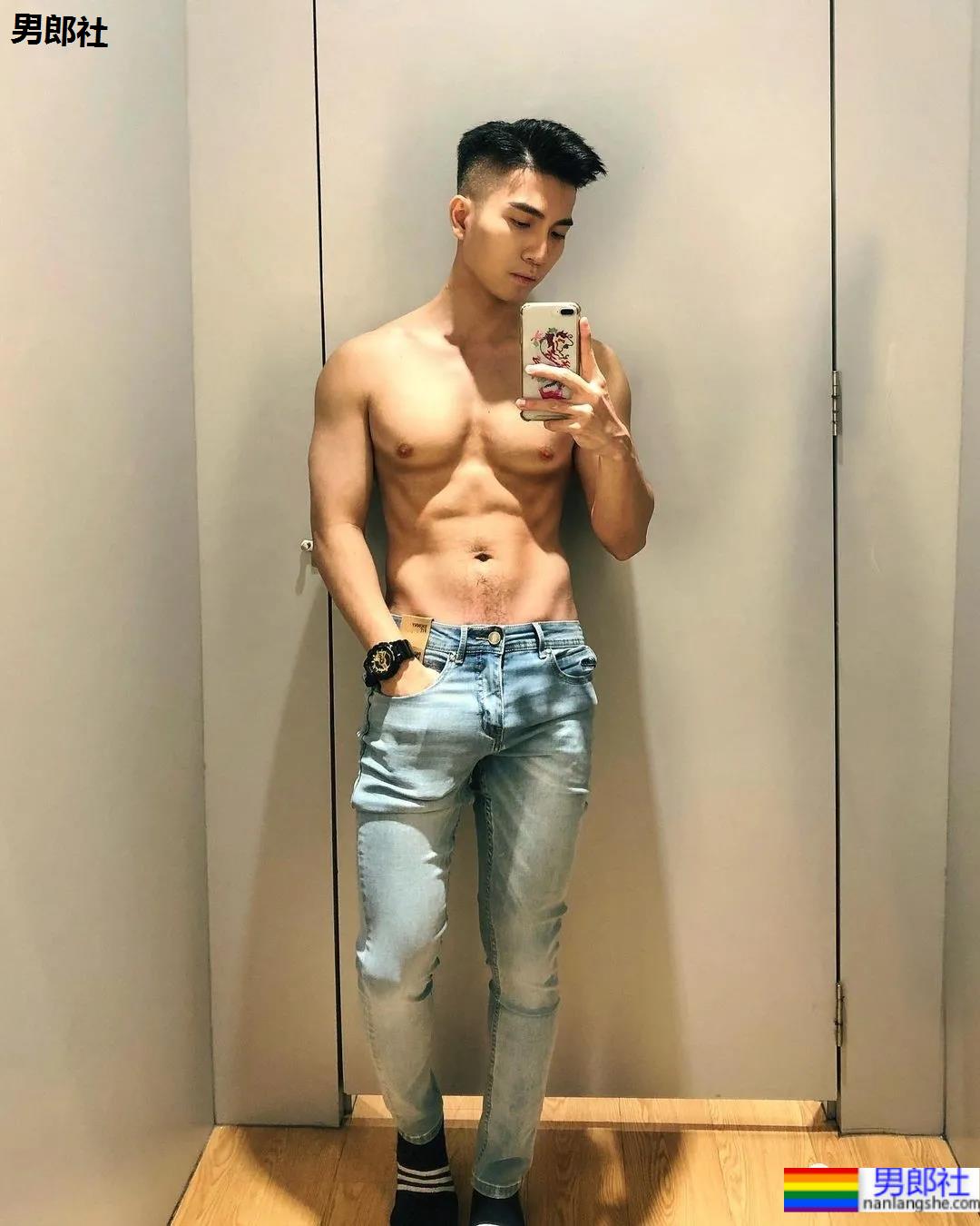 蜘蛛服紧身衣小哥拍校服肌肉大片，短发小狼狗凹起胸腹肌线条，也太可了！ - 51虹马