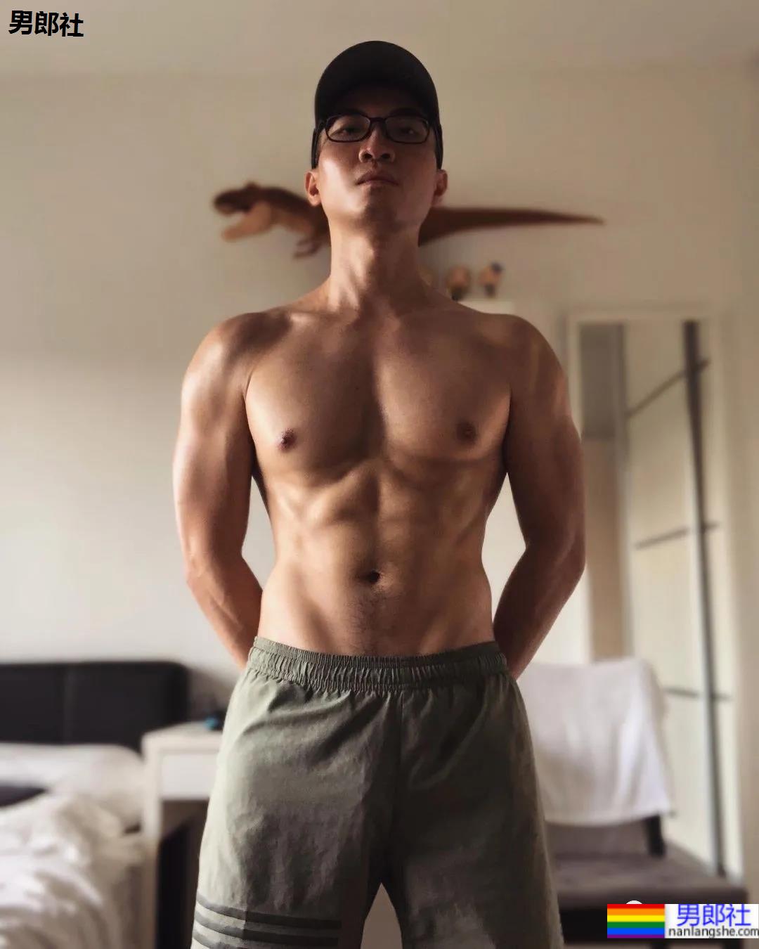 蜘蛛服紧身衣小哥拍校服肌肉大片，短发小狼狗凹起胸腹肌线条，也太可了！ - 51虹马