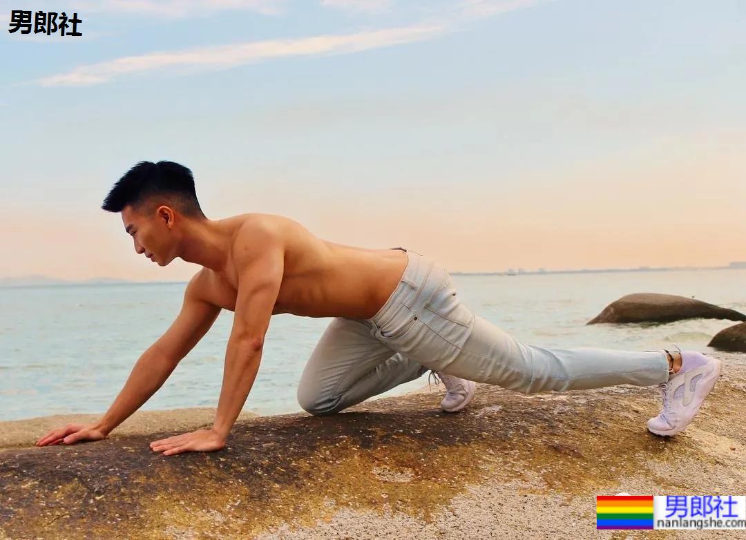 蜘蛛服紧身衣小哥拍校服肌肉大片，短发小狼狗凹起胸腹肌线条，也太可了！ - 51虹马