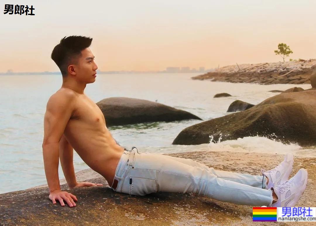 蜘蛛服紧身衣小哥拍校服肌肉大片，短发小狼狗凹起胸腹肌线条，也太可了！ - 51虹马