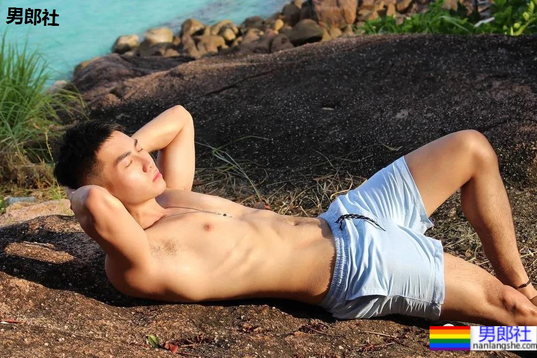 蜘蛛服紧身衣小哥拍校服肌肉大片，短发小狼狗凹起胸腹肌线条，也太可了！ - 51虹马