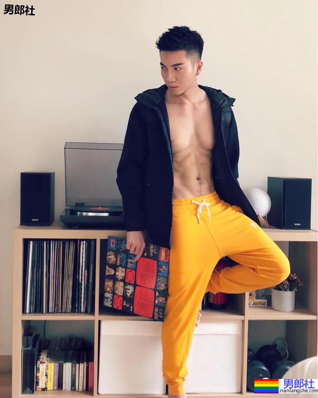 蜘蛛服紧身衣小哥拍校服肌肉大片，短发小狼狗凹起胸腹肌线条，也太可了！ - 51虹马