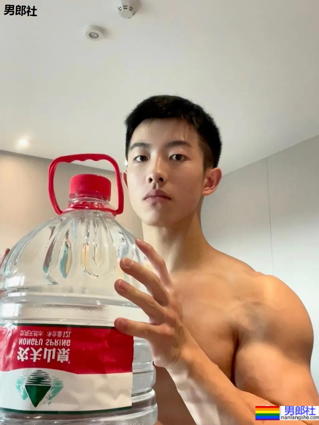 01年单眼皮肌肉男孩，D胸麒麟臂惹网友尖叫！-51虹马