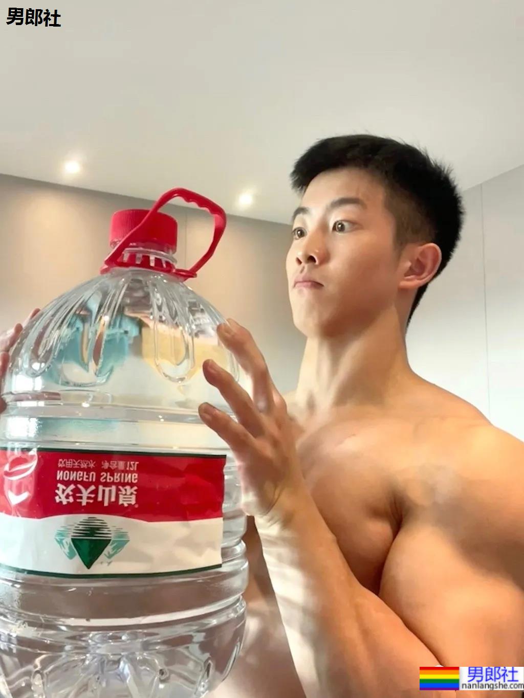 01年单眼皮肌肉男孩,D胸麒麟臂惹网友尖叫! - 51虹马 01年单眼皮肌肉男孩,D胸麒麟臂惹网友尖叫! - 51虹马