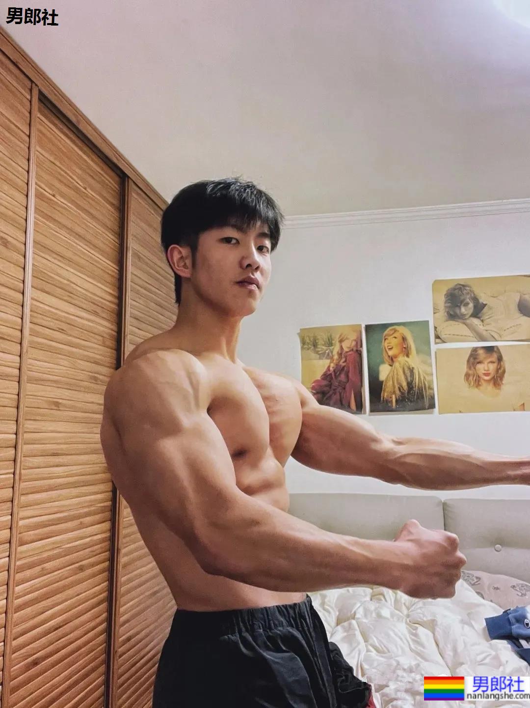 01年单眼皮肌肉男孩,D胸麒麟臂惹网友尖叫! - 51虹马 01年单眼皮肌肉男孩,D胸麒麟臂惹网友尖叫! - 51虹马