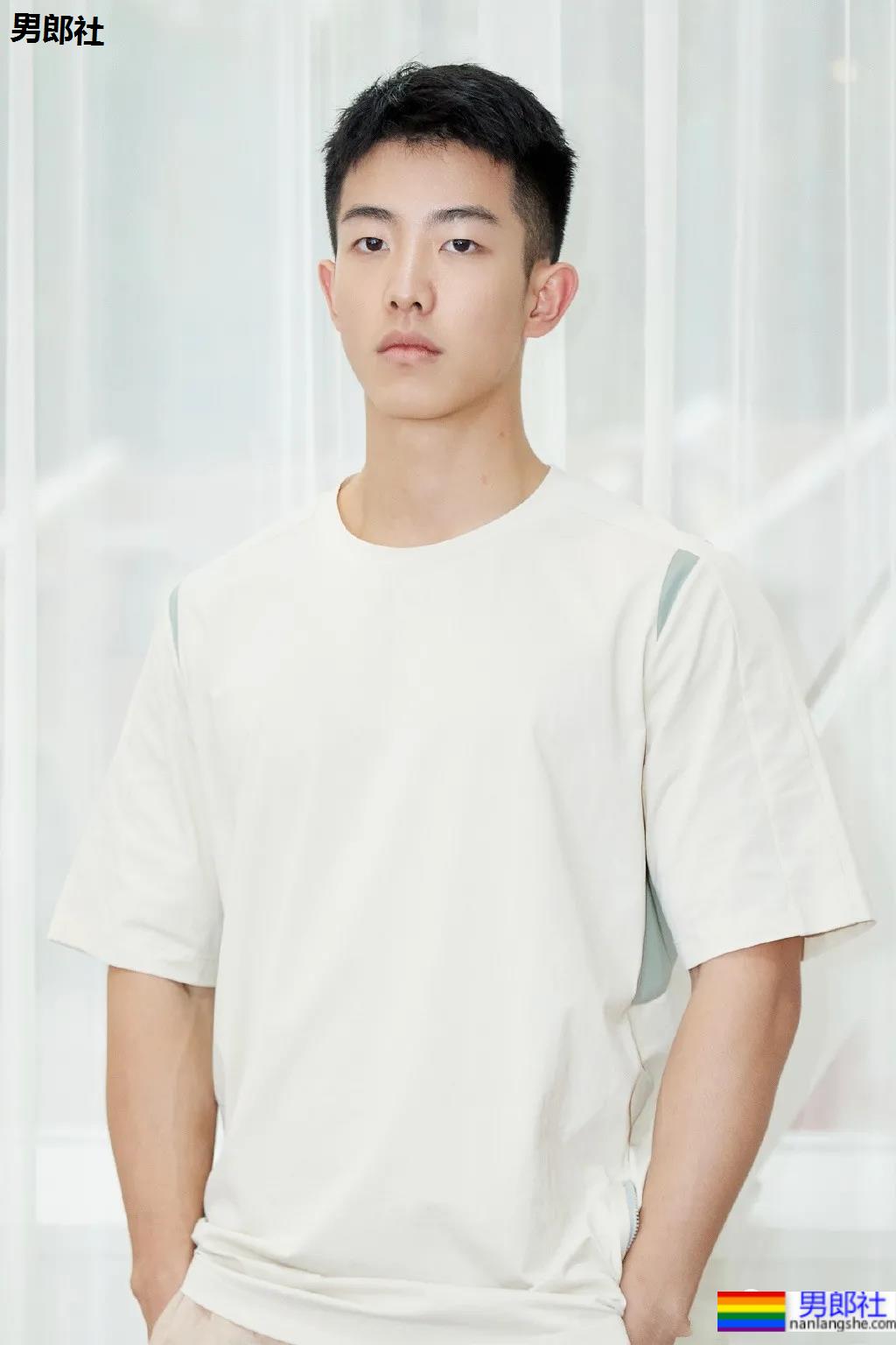 01年单眼皮肌肉男孩,D胸麒麟臂惹网友尖叫! - 51虹马 01年单眼皮肌肉男孩,D胸麒麟臂惹网友尖叫! - 51虹马