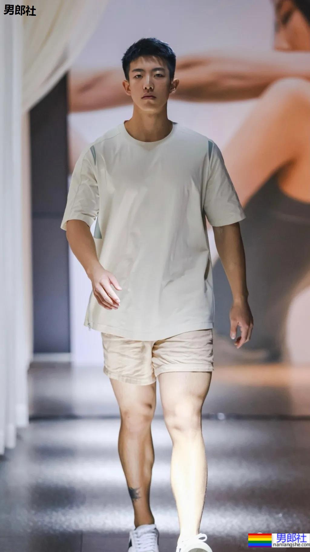 01年单眼皮肌肉男孩,D胸麒麟臂惹网友尖叫! - 51虹马 01年单眼皮肌肉男孩,D胸麒麟臂惹网友尖叫! - 51虹马