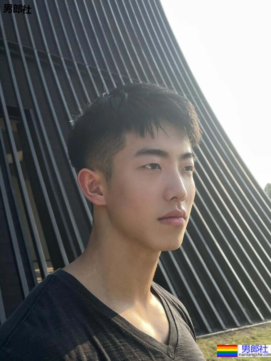 01年单眼皮肌肉男孩,D胸麒麟臂惹网友尖叫! - 51虹马 01年单眼皮肌肉男孩,D胸麒麟臂惹网友尖叫! - 51虹马