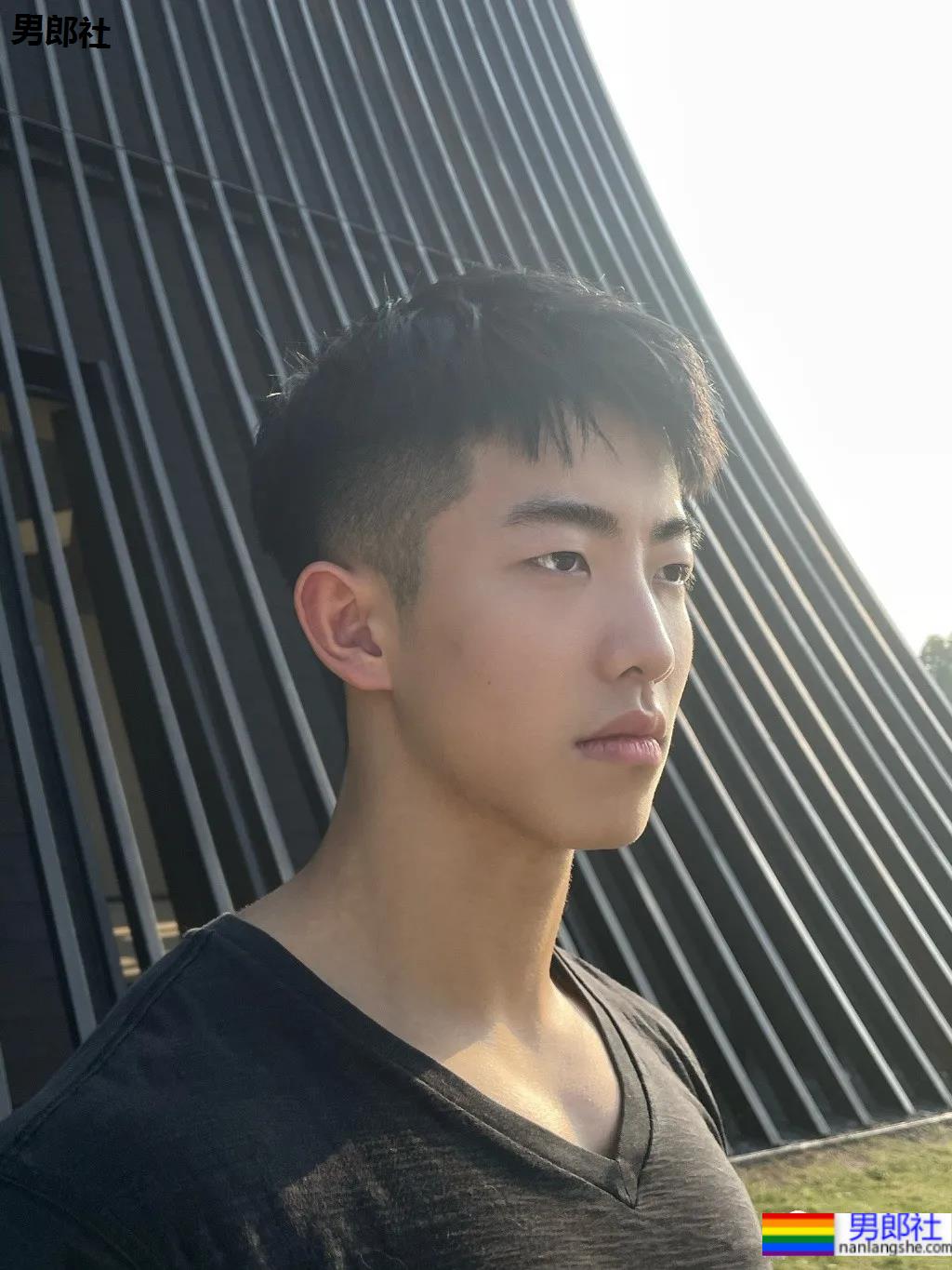 01年单眼皮肌肉男孩,D胸麒麟臂惹网友尖叫! - 51虹马 01年单眼皮肌肉男孩,D胸麒麟臂惹网友尖叫! - 51虹马