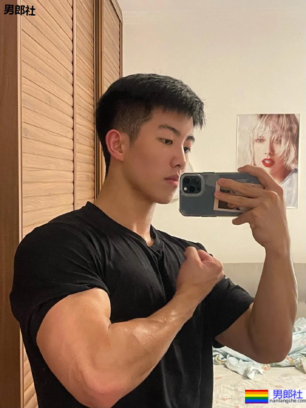 01年单眼皮肌肉男孩,D胸麒麟臂惹网友尖叫! - 51虹马 01年单眼皮肌肉男孩,D胸麒麟臂惹网友尖叫! - 51虹马