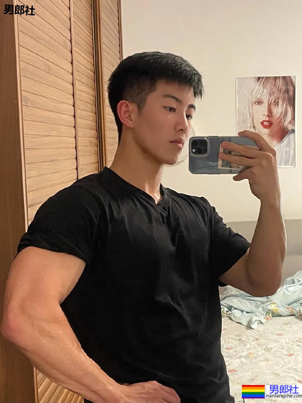 01年单眼皮肌肉男孩,D胸麒麟臂惹网友尖叫! - 51虹马 01年单眼皮肌肉男孩,D胸麒麟臂惹网友尖叫! - 51虹马