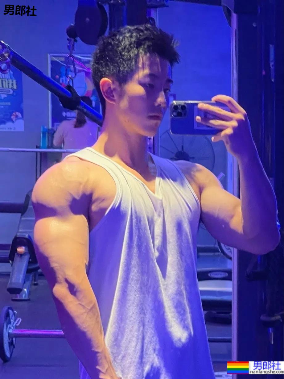 01年单眼皮肌肉男孩,D胸麒麟臂惹网友尖叫! - 51虹马 01年单眼皮肌肉男孩,D胸麒麟臂惹网友尖叫! - 51虹马