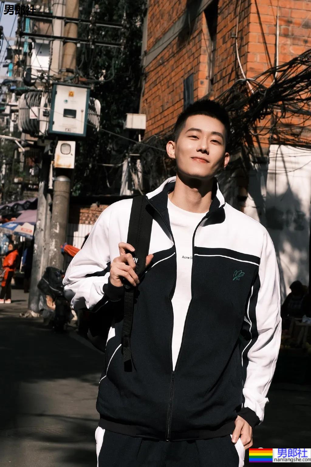 四川成都的短发清爽男孩，清新的样子让我疯狂心动！ - 51虹马