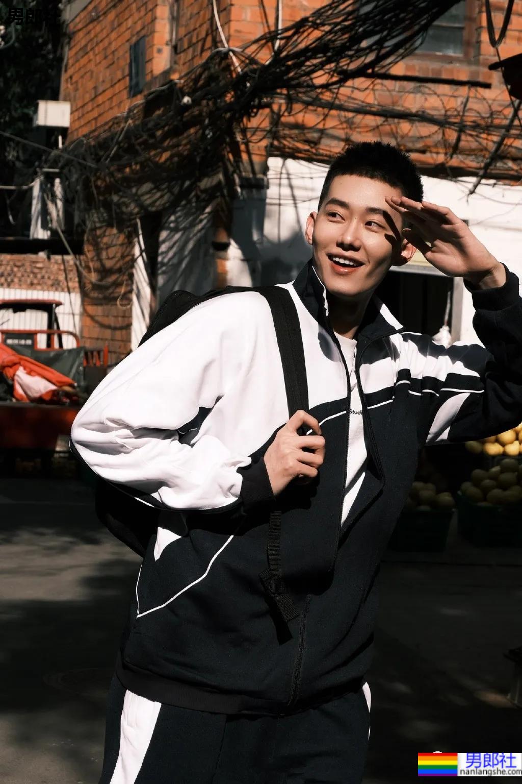 四川成都的短发清爽男孩，清新的样子让我疯狂心动！ - 51虹马