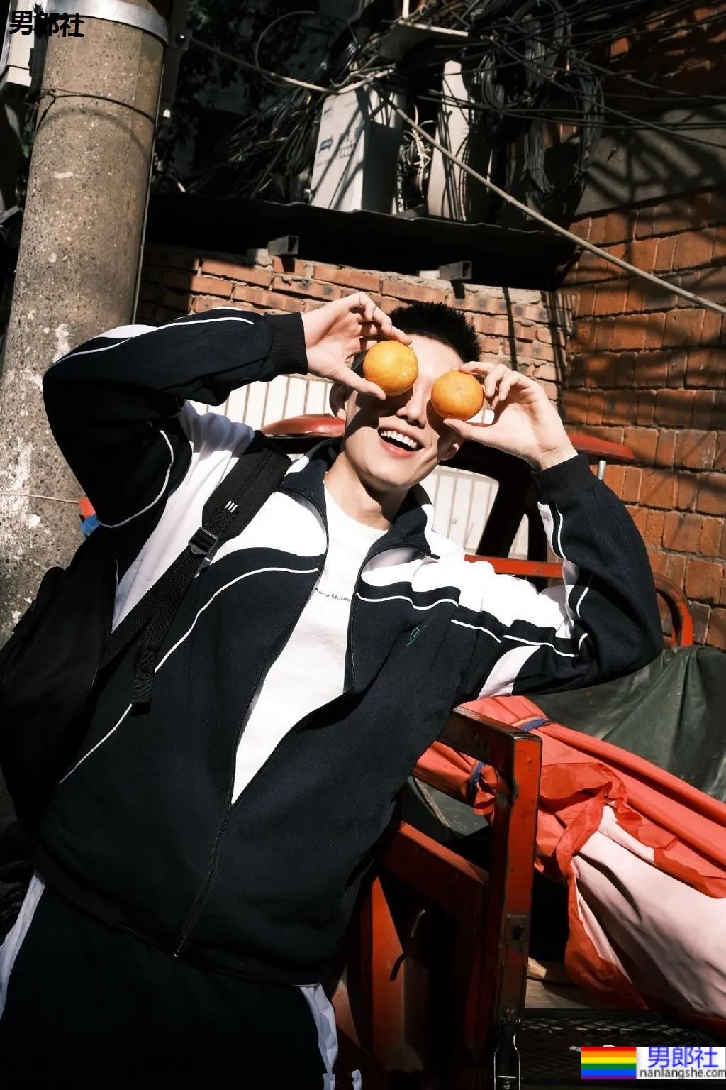 四川成都的短发清爽男孩，清新的样子让我疯狂心动！ - 51虹马