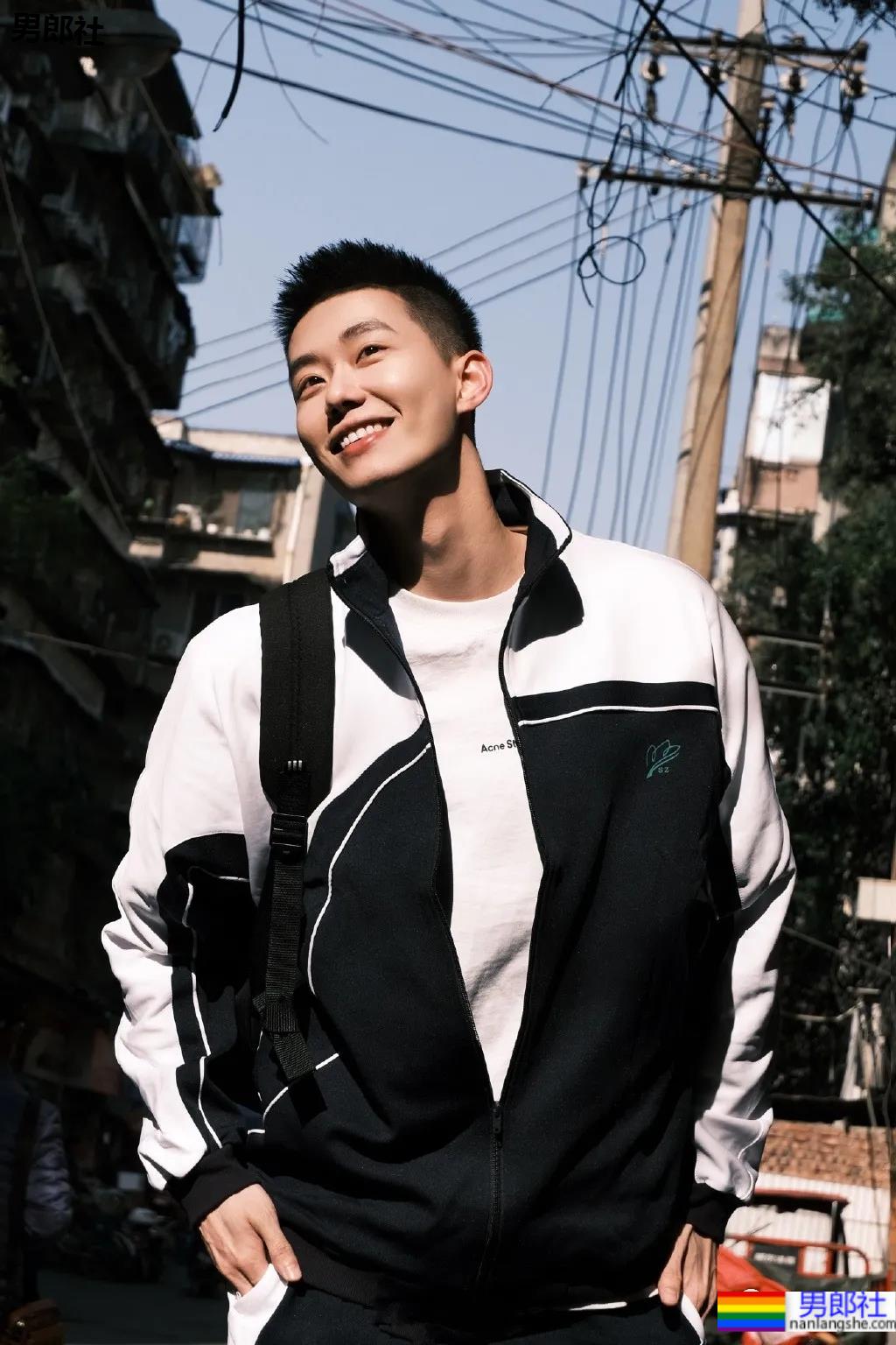 四川成都的短发清爽男孩，清新的样子让我疯狂心动！ - 51虹马