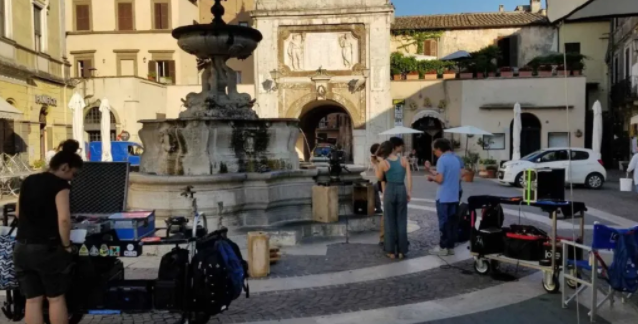 《在罗马》:声东击西出柜法? - 51虹马 《在罗马》:声东击西出柜法? - 51虹马