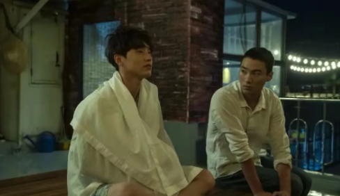 《屋顶恋歌》两个男生同居在屋顶发生的友情和爱情故事。 - 51虹马 《屋顶恋歌》两个男生同居在屋顶发生的友情和爱情故事。 - 51虹马