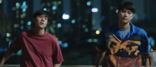 《是朋友还是男友》对立家庭里的儿子，成为朋友和男人的故事 - 51虹马