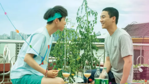 《屋顶恋歌》两个男生同居在屋顶发生的友情和爱情故事。-51虹马