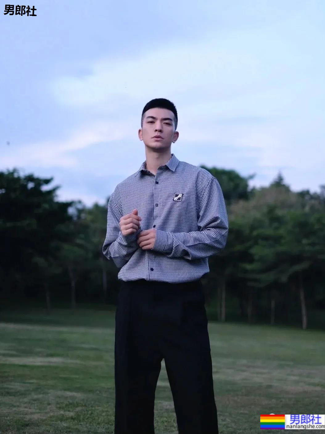 寸头高鼻梁阳光帅爷们，被他的五官帅哭了！ - 51虹马