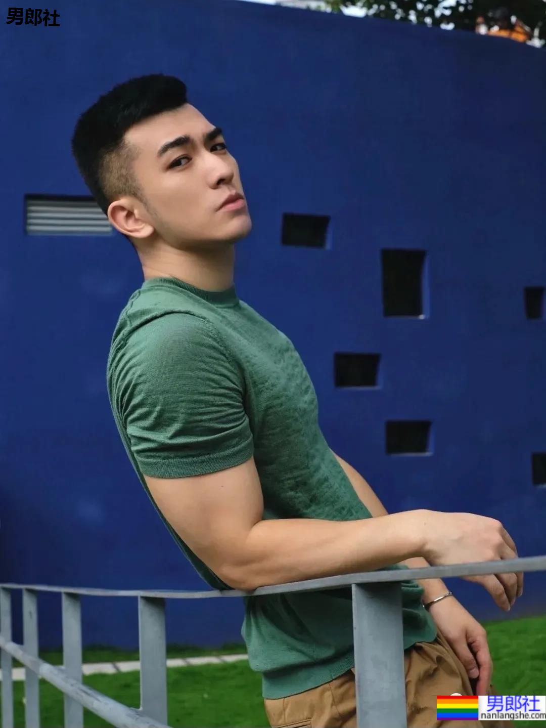 寸头高鼻梁阳光帅爷们，被他的五官帅哭了！ - 51虹马