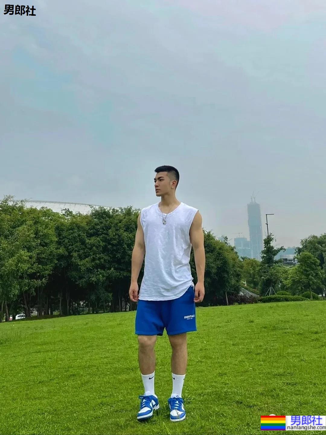 寸头高鼻梁阳光帅爷们，被他的五官帅哭了！ - 51虹马