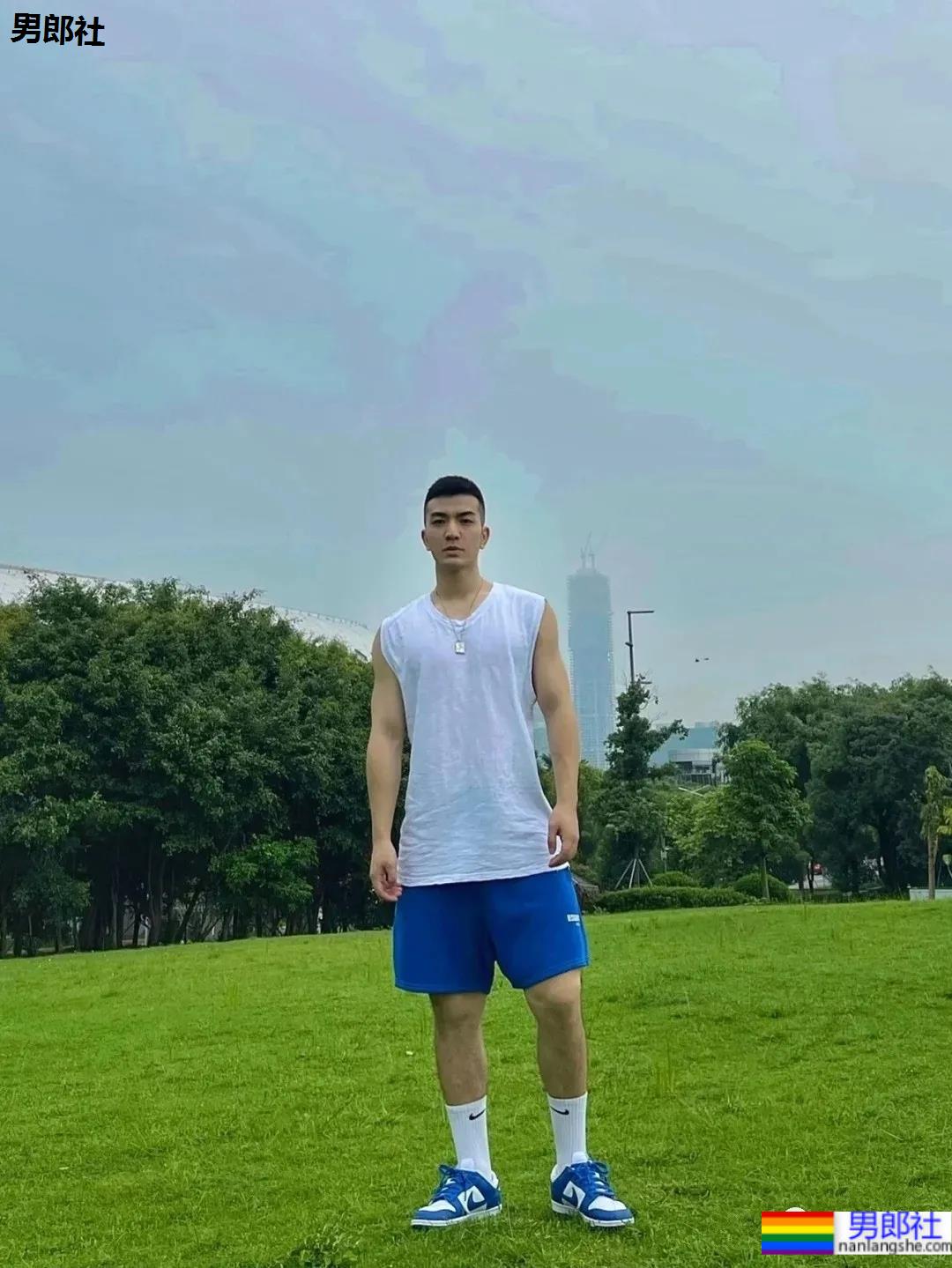 寸头高鼻梁阳光帅爷们，被他的五官帅哭了！ - 51虹马