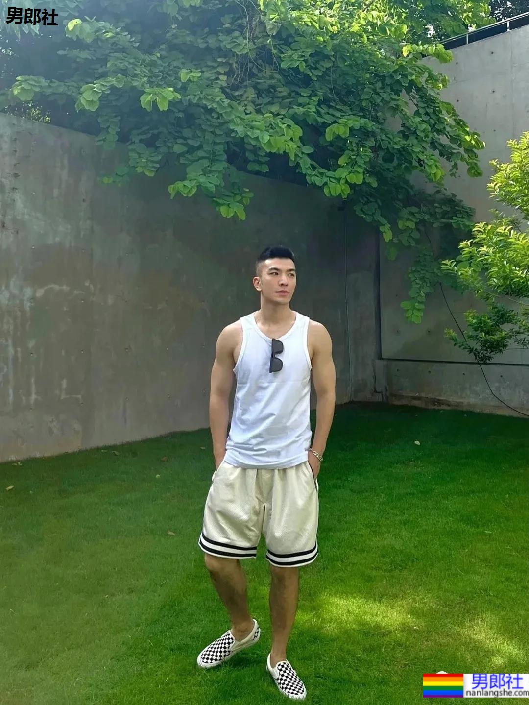 寸头高鼻梁阳光帅爷们，被他的五官帅哭了！ - 51虹马