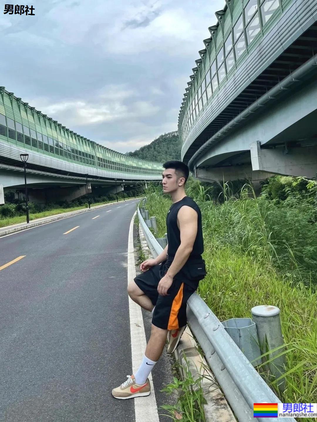 寸头高鼻梁阳光帅爷们，被他的五官帅哭了！ - 51虹马