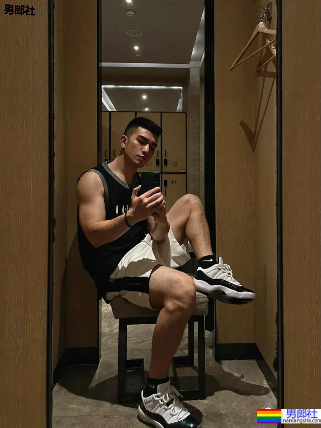 寸头高鼻梁阳光帅爷们，被他的五官帅哭了！ - 51虹马