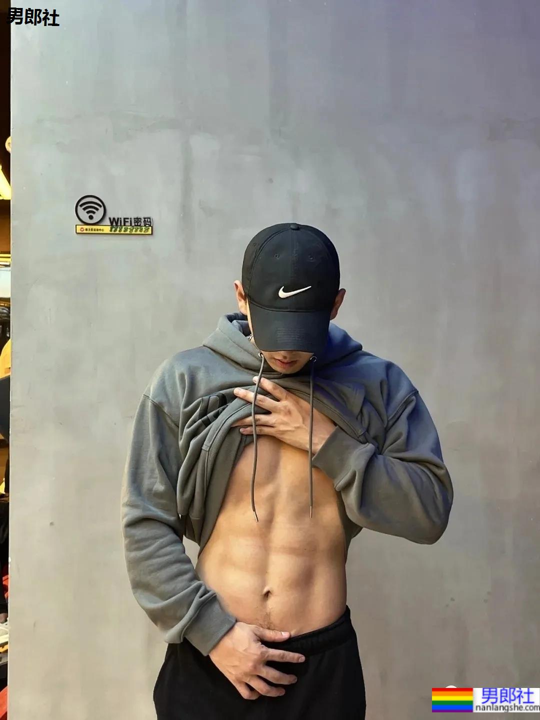 条顺腿长有腹肌的健身小哥，可以做为好物被分享吗？-51虹马