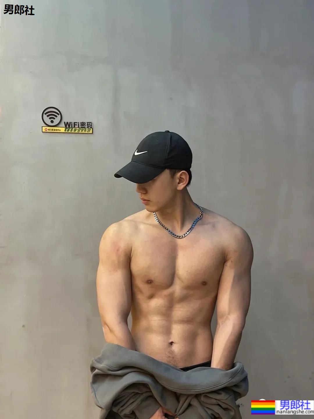 条顺腿长有腹肌的健身小哥，可以做为好物被分享吗？ - 51虹马