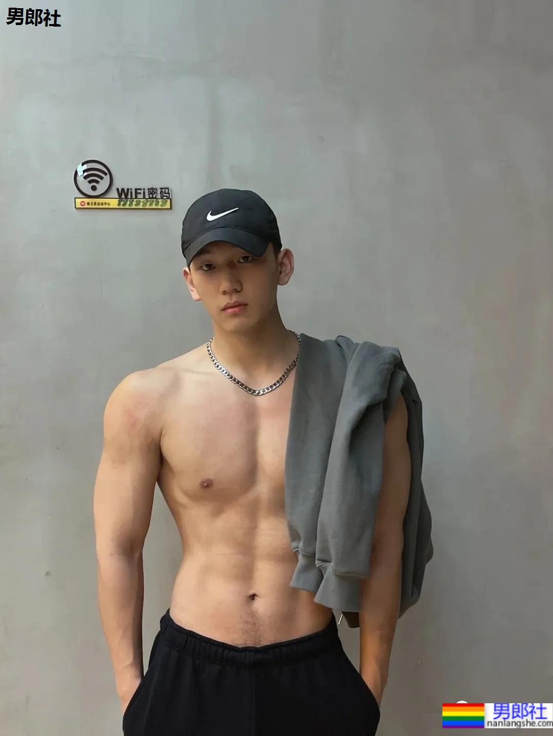 条顺腿长有腹肌的健身小哥，可以做为好物被分享吗？ - 51虹马