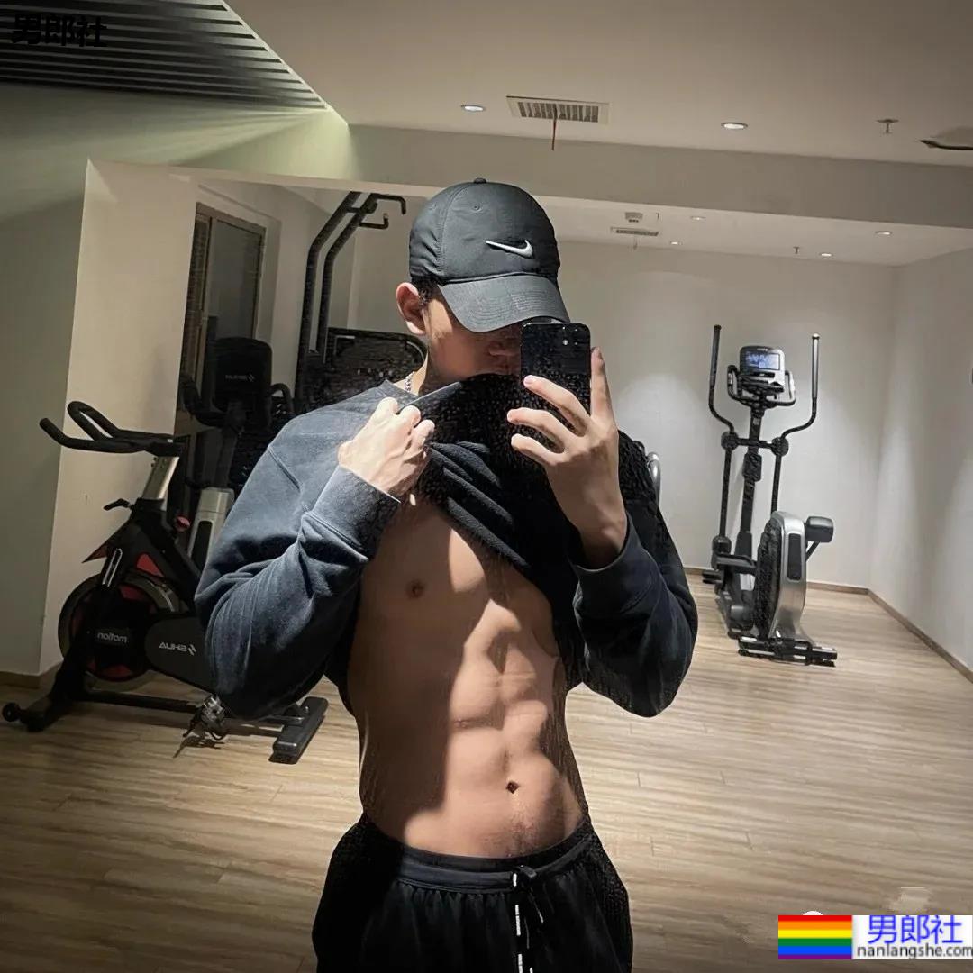 条顺腿长有腹肌的健身小哥，可以做为好物被分享吗？ - 51虹马