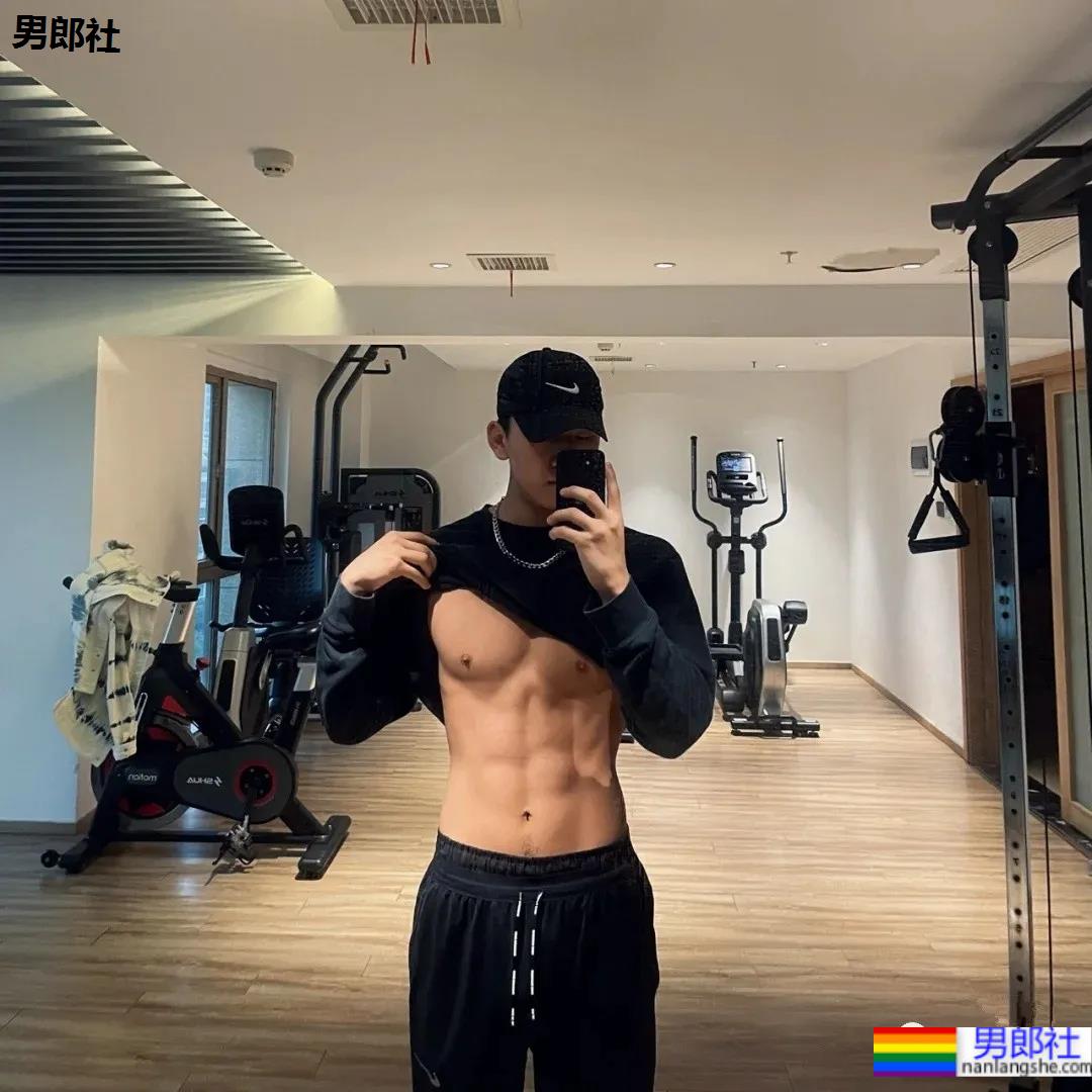 条顺腿长有腹肌的健身小哥，可以做为好物被分享吗？ - 51虹马