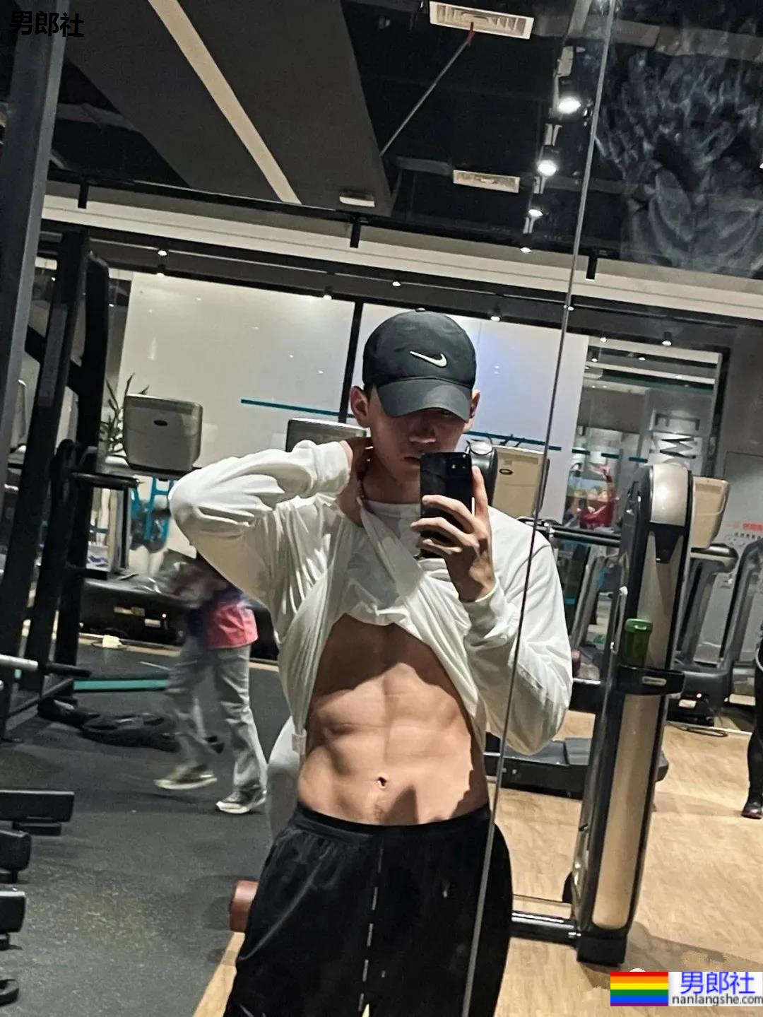 条顺腿长有腹肌的健身小哥，可以做为好物被分享吗？ - 51虹马