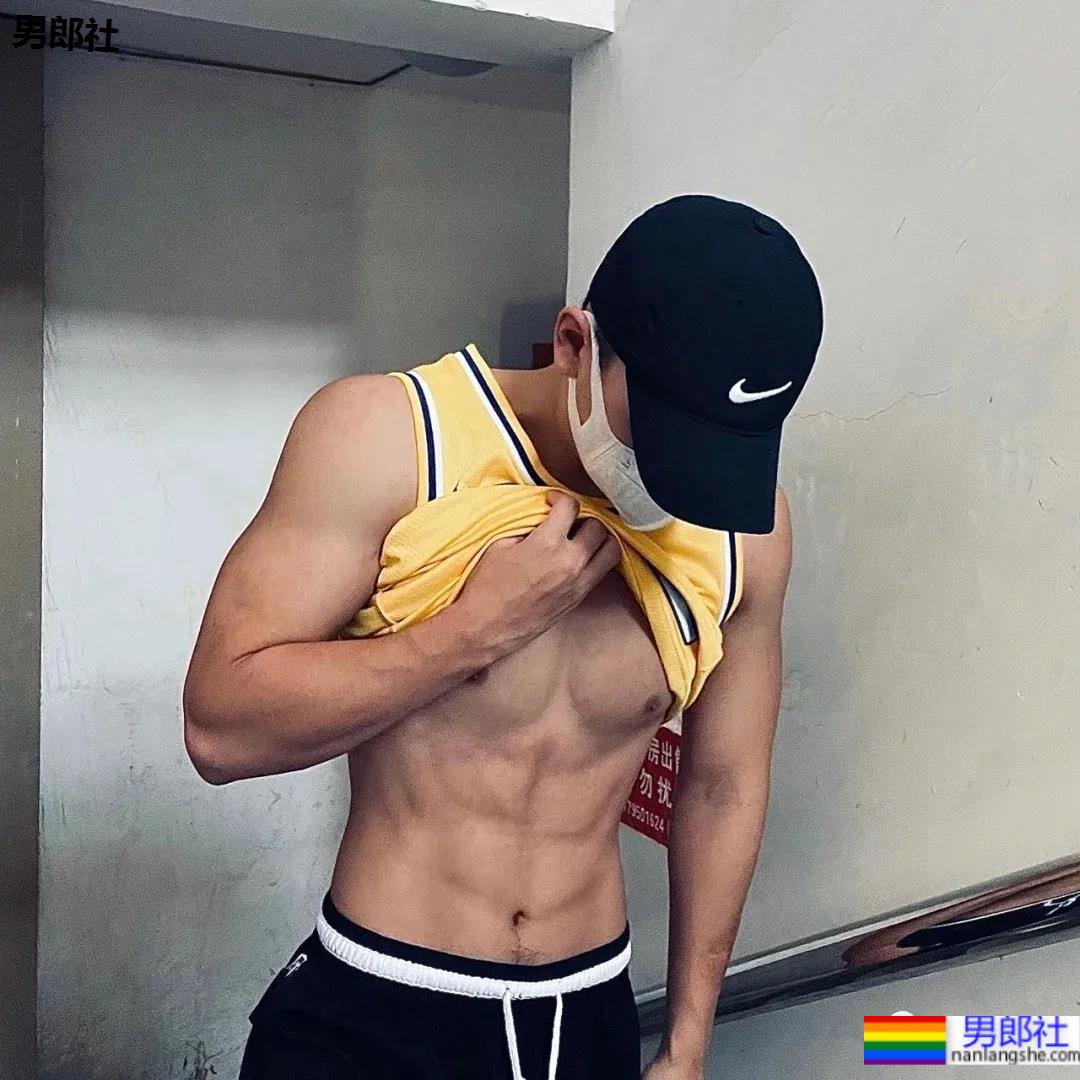 条顺腿长有腹肌的健身小哥，可以做为好物被分享吗？ - 51虹马