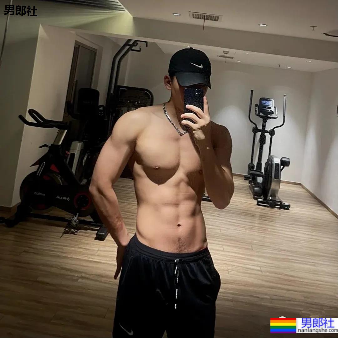 条顺腿长有腹肌的健身小哥，可以做为好物被分享吗？ - 51虹马