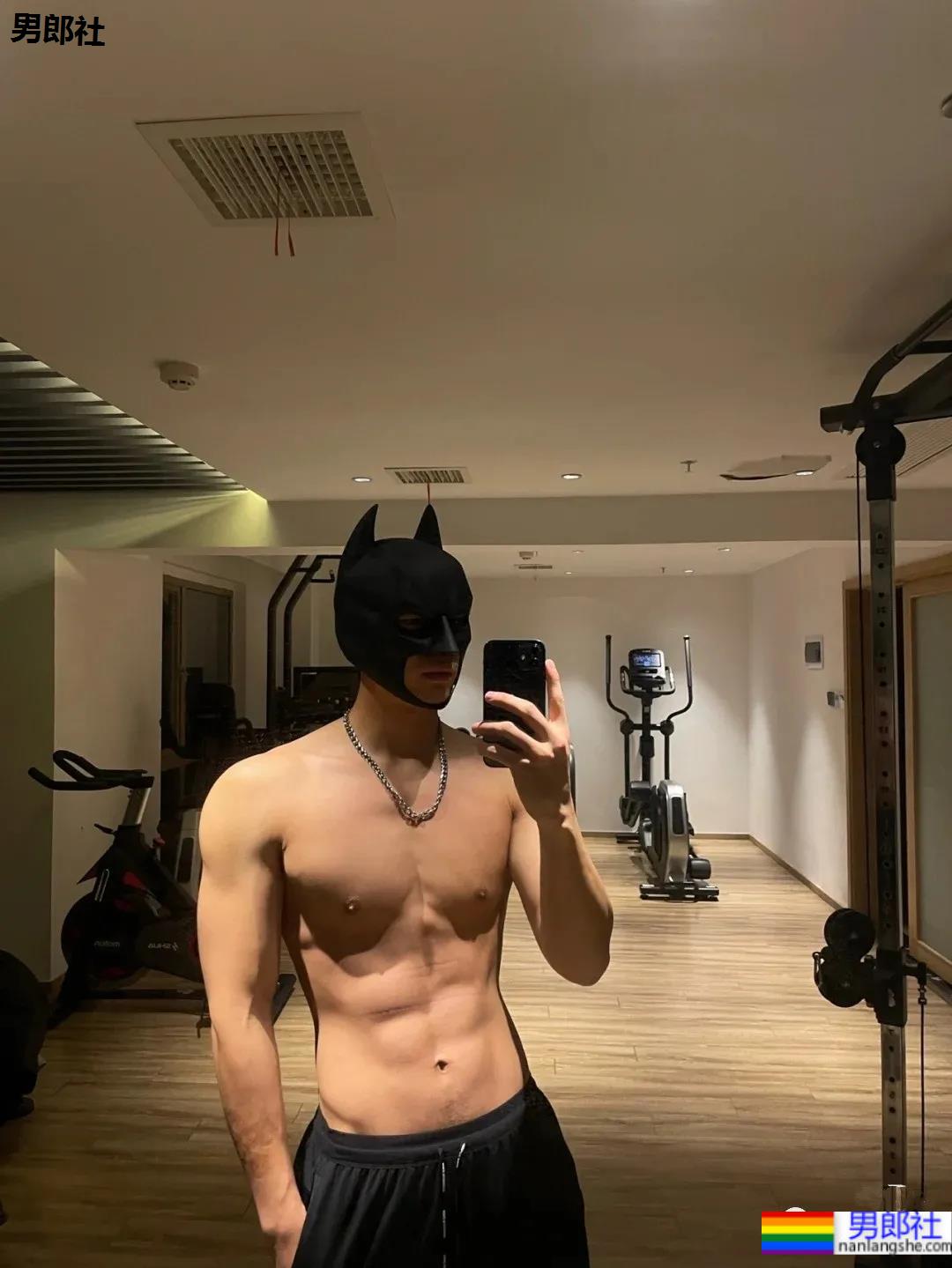 条顺腿长有腹肌的健身小哥，可以做为好物被分享吗？ - 51虹马