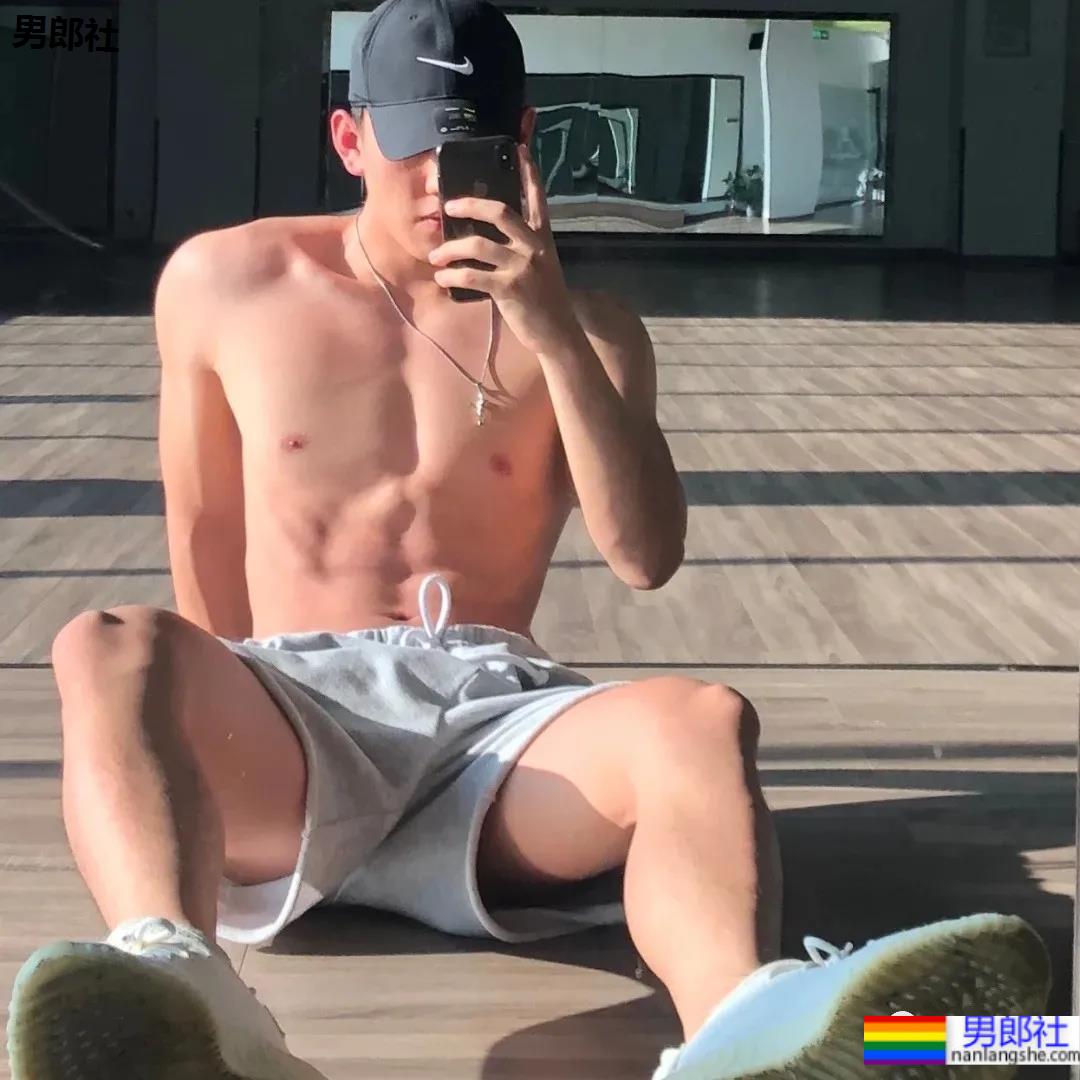 条顺腿长有腹肌的健身小哥，可以做为好物被分享吗？ - 51虹马