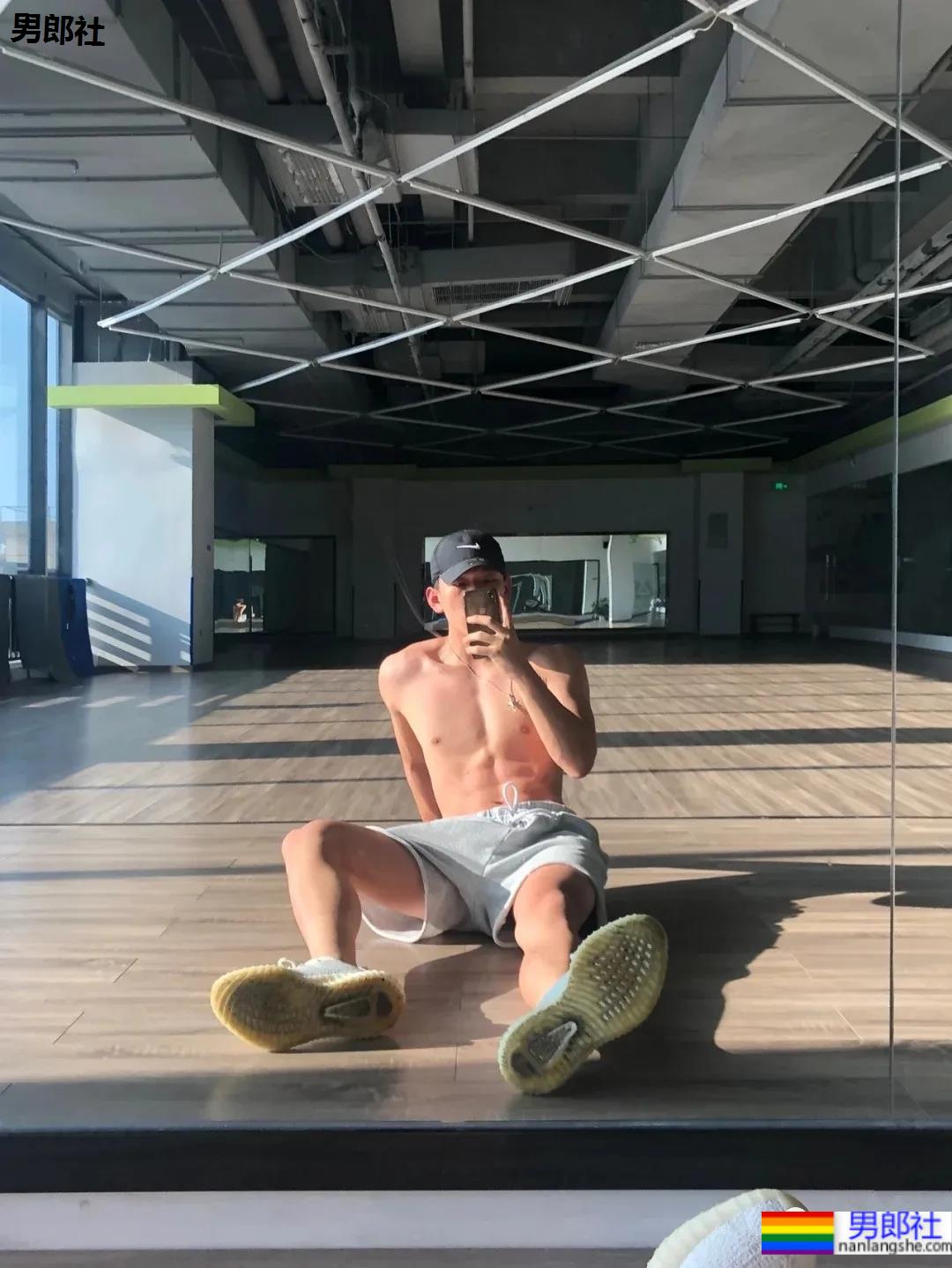 条顺腿长有腹肌的健身小哥，可以做为好物被分享吗？ - 51虹马