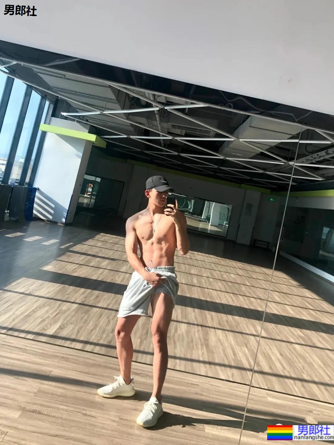 条顺腿长有腹肌的健身小哥，可以做为好物被分享吗？ - 51虹马