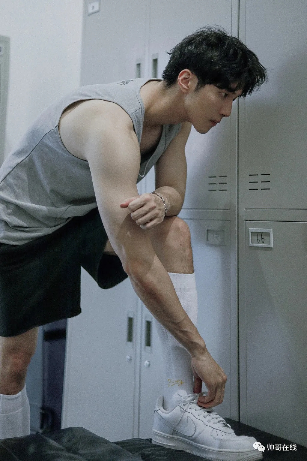 长腿腹肌小哥更衣室被拍，是你男朋友的理想型吗？-51虹马