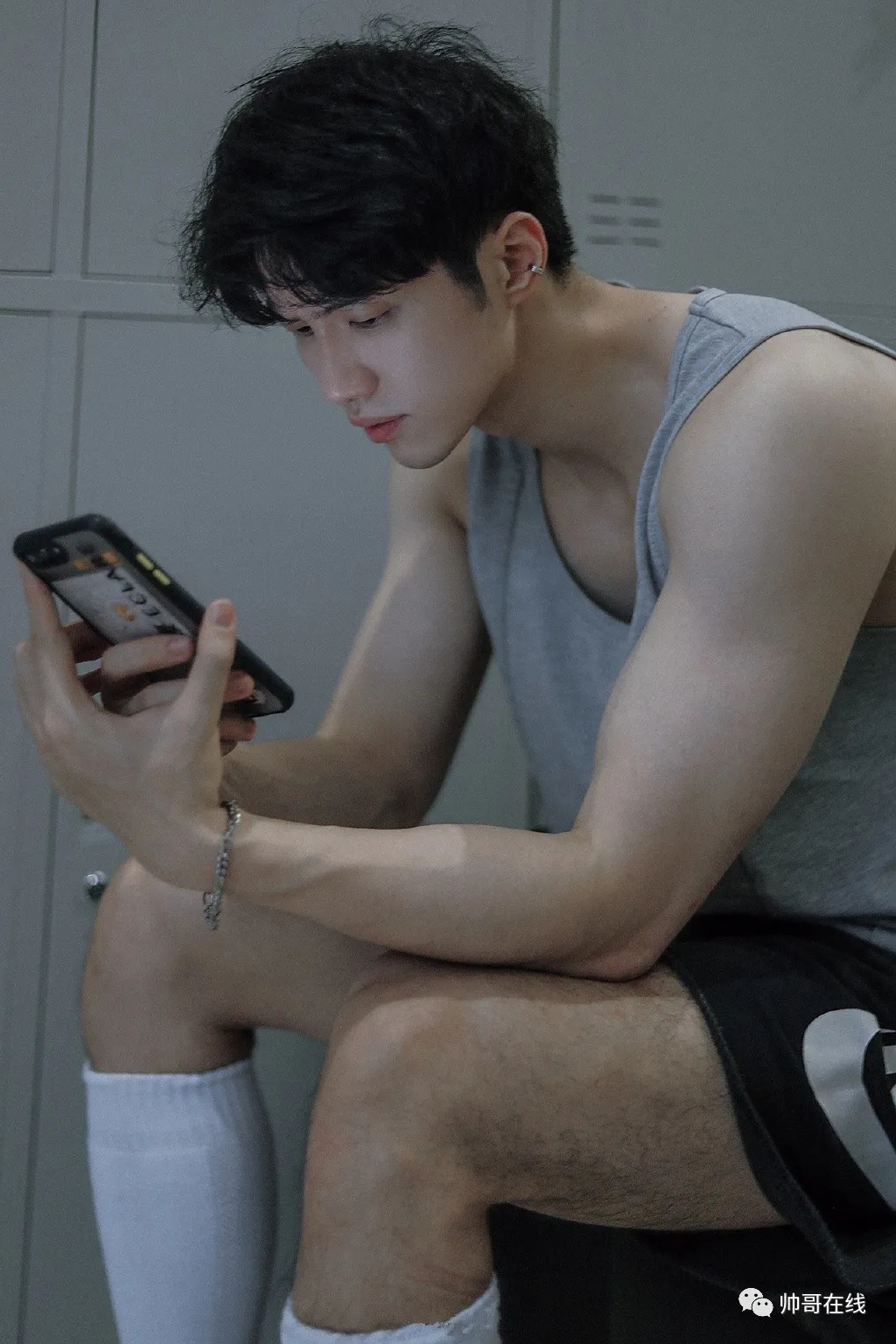 长腿腹肌小哥更衣室被拍，是你男朋友的理想型吗？ - 51虹马