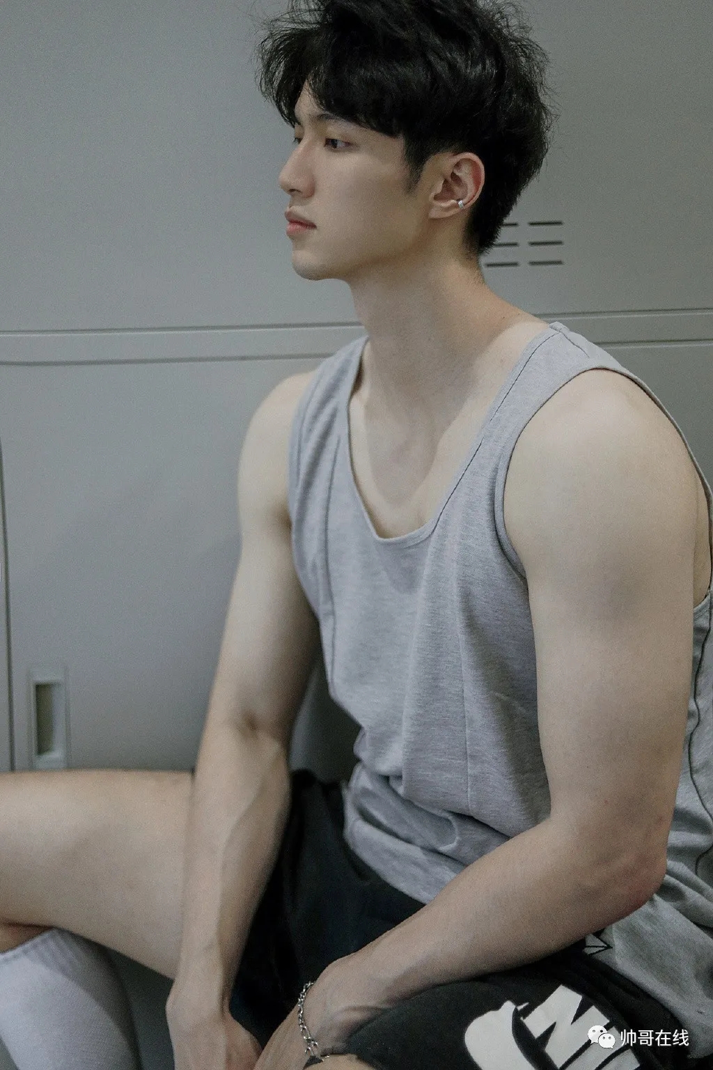 长腿腹肌小哥更衣室被拍，是你男朋友的理想型吗？ - 51虹马