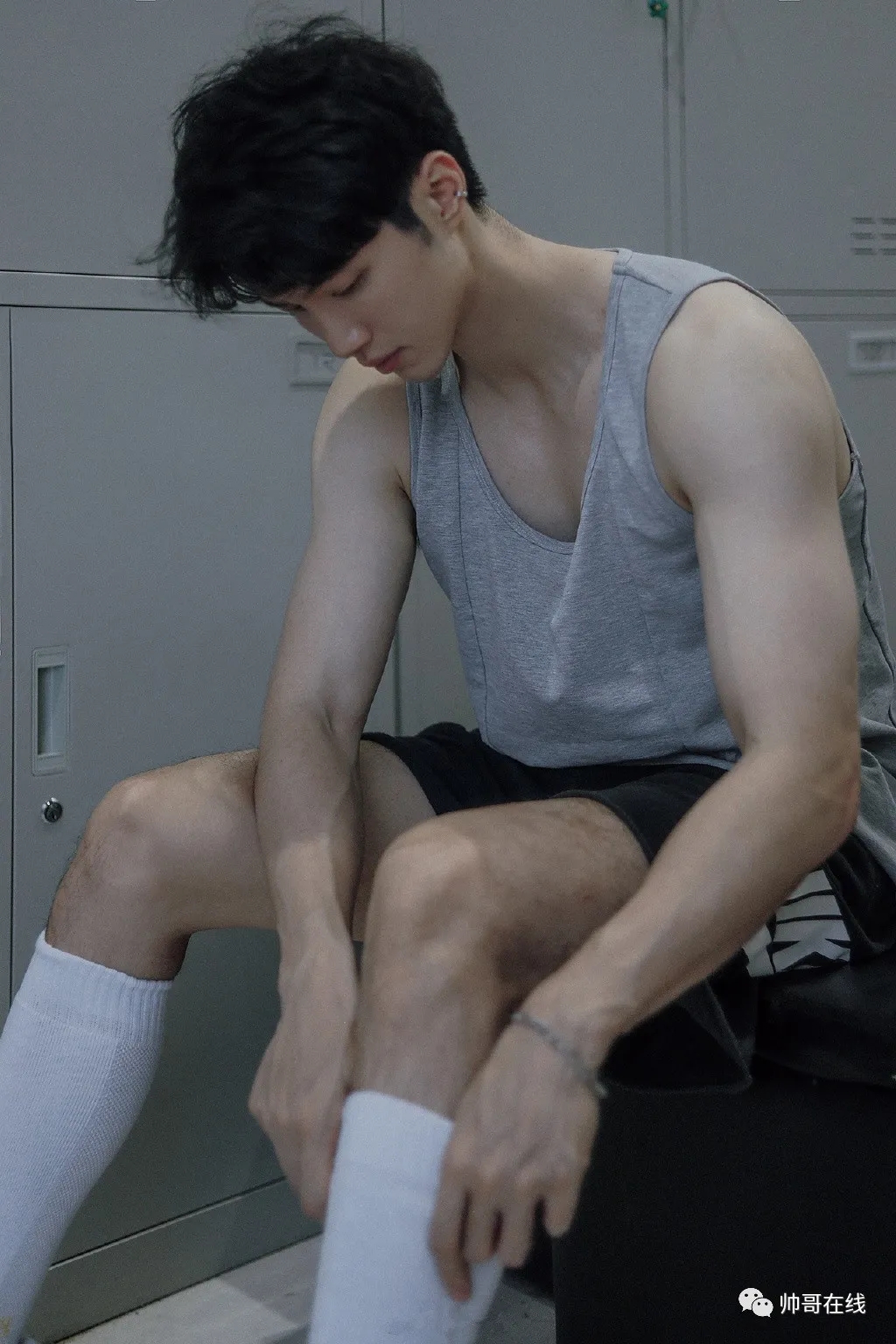 长腿腹肌小哥更衣室被拍，是你男朋友的理想型吗？ - 51虹马