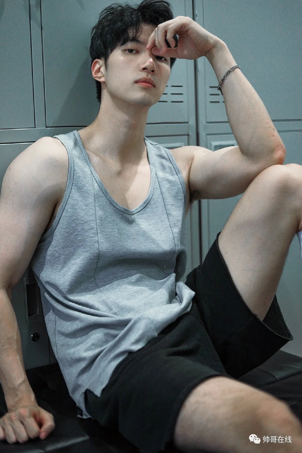 长腿腹肌小哥更衣室被拍，是你男朋友的理想型吗？ - 51虹马