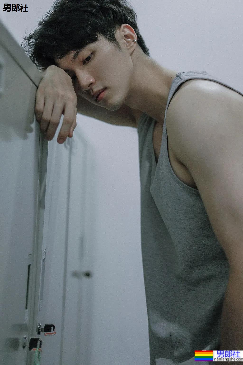 长腿腹肌小哥更衣室被拍，是你男朋友的理想型吗？ - 51虹马